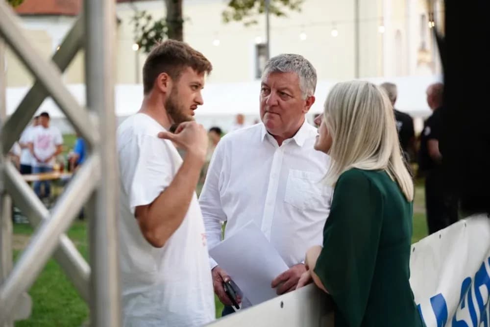 LJETO U SIBINJU: Brojna publika oduševljena nastupom KUD-ova i Slavonskih lola