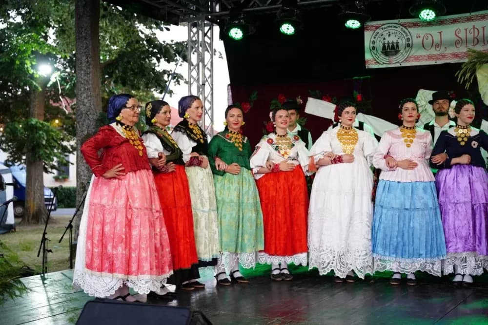 LJETO U SIBINJU: Brojna publika oduševljena nastupom KUD-ova i Slavonskih lola