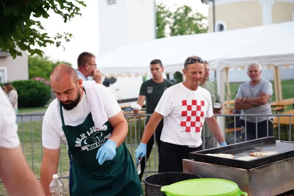 LJETO U SIBINJU: Brojna publika oduševljena nastupom KUD-ova i Slavonskih lola