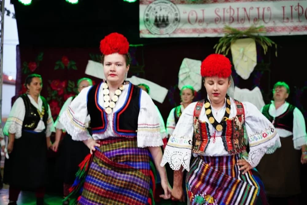 LJETO U SIBINJU: Brojna publika oduševljena nastupom KUD-ova i Slavonskih lola