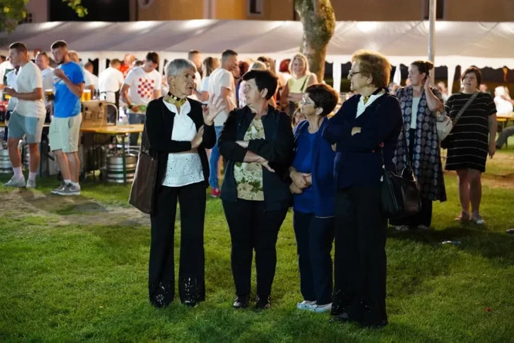 LJETO U SIBINJU: Brojna publika oduševljena nastupom KUD-ova i Slavonskih lola