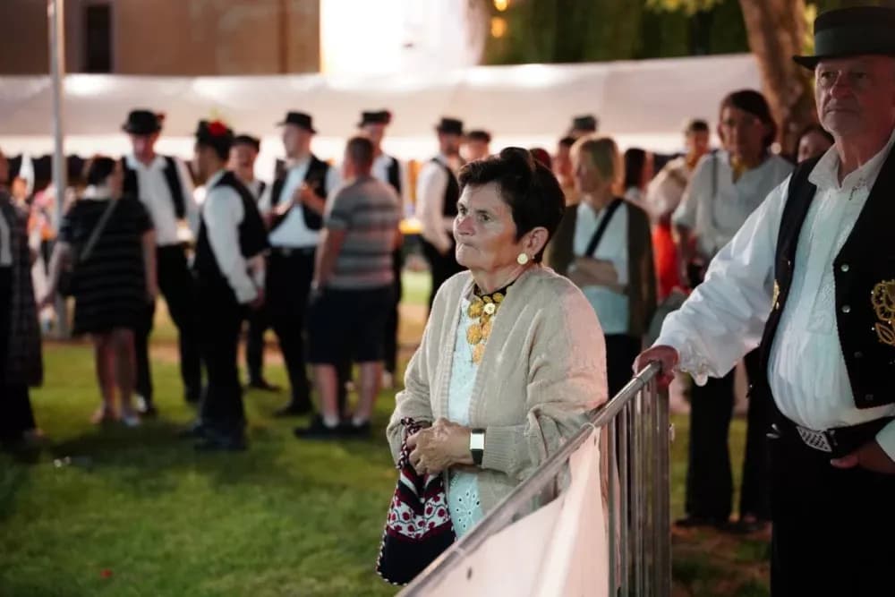 LJETO U SIBINJU: Brojna publika oduševljena nastupom KUD-ova i Slavonskih lola