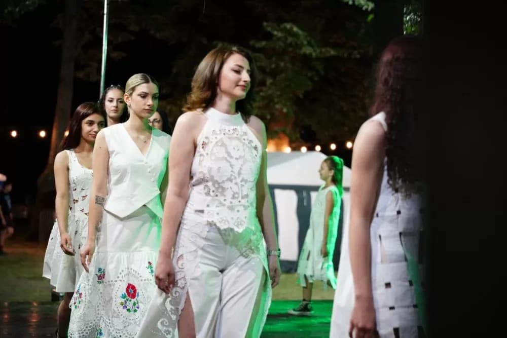 LJETO U SIBINJU: Brojna publika oduševljena nastupom KUD-ova i Slavonskih lola