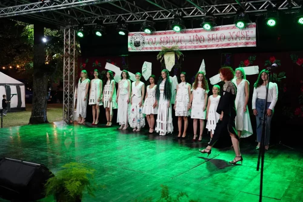 LJETO U SIBINJU: Brojna publika oduševljena nastupom KUD-ova i Slavonskih lola