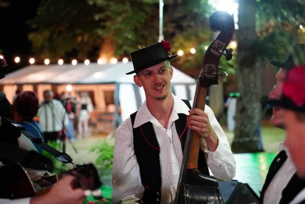 LJETO U SIBINJU: Brojna publika oduševljena nastupom KUD-ova i Slavonskih lola