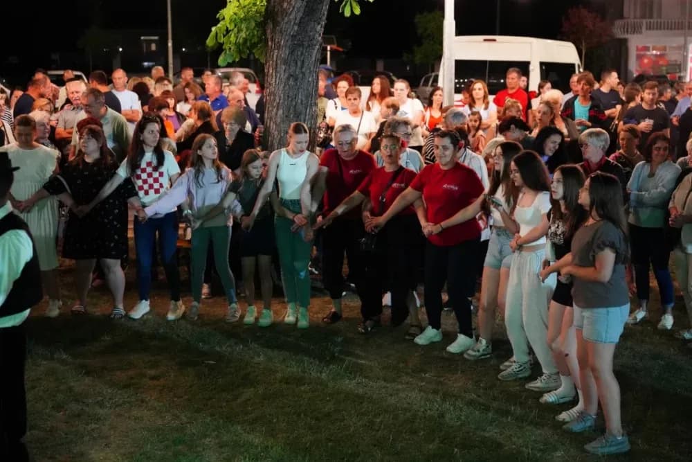 LJETO U SIBINJU: Brojna publika oduševljena nastupom KUD-ova i Slavonskih lola