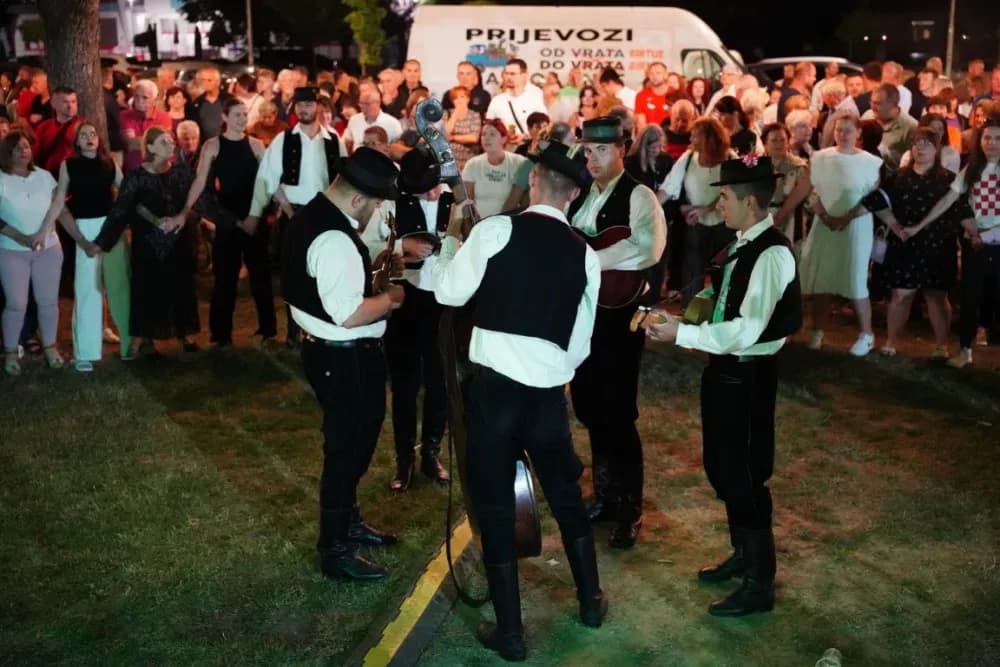 LJETO U SIBINJU: Brojna publika oduševljena nastupom KUD-ova i Slavonskih lola