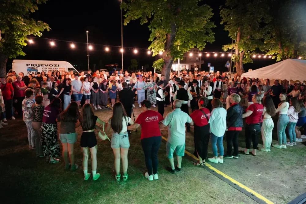 LJETO U SIBINJU: Brojna publika oduševljena nastupom KUD-ova i Slavonskih lola
