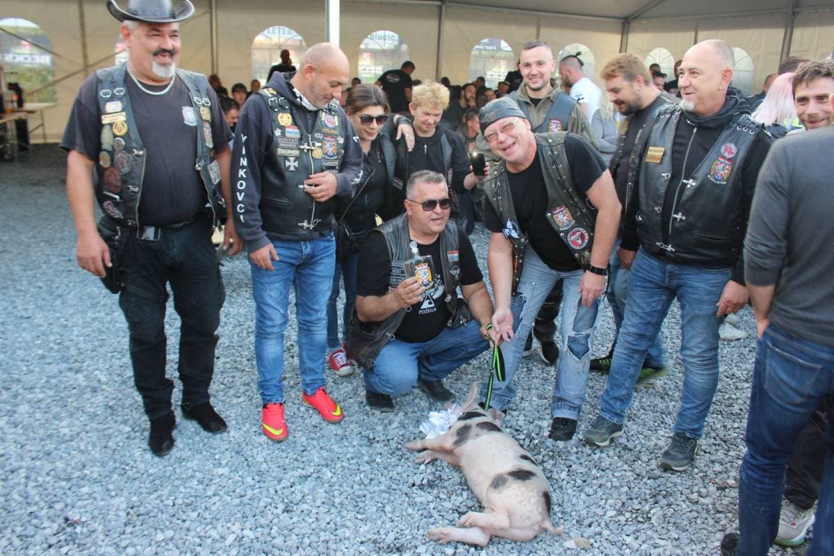 O NARODNIM NOŠNJAMA ŠOKACA U PANONIJI: U Muzeju bećarca otvorena izložba “Kad se spremim i malo naredim”