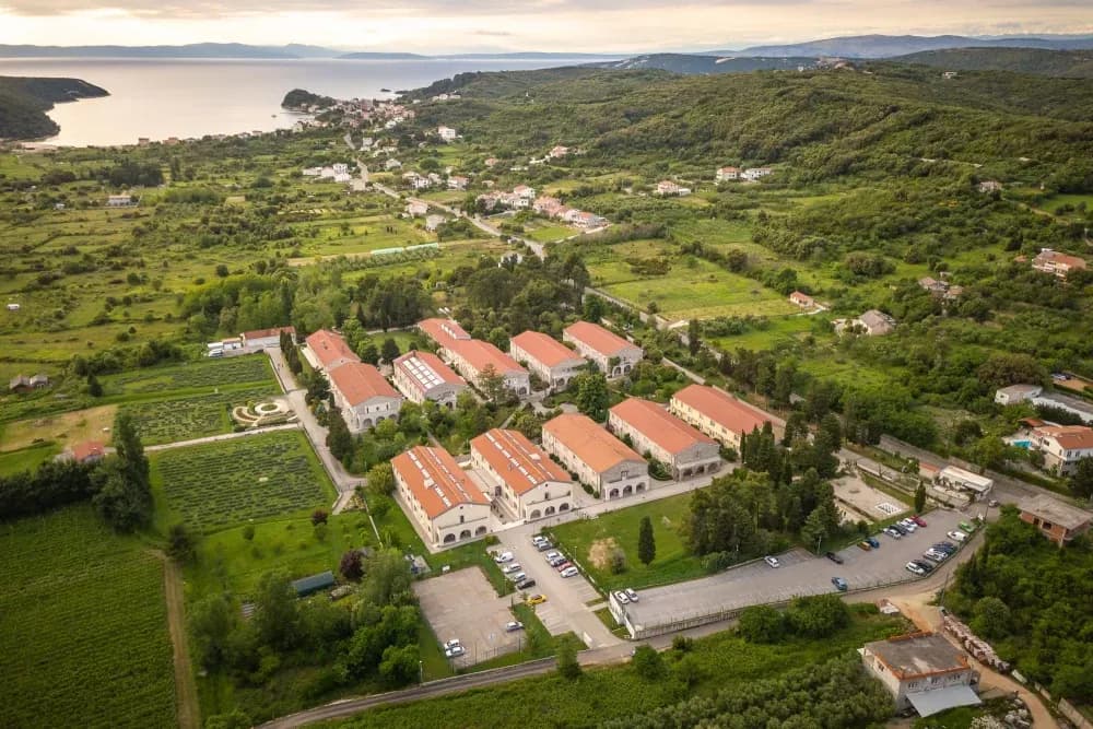 Život na otoku Rabu i rad u specijalnoj bolnici