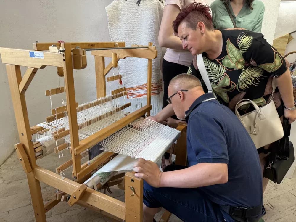 Održana Izložba tkanih tepiha projekta TEPIH: Snaga zajedništva, inkluzije i ekologije u Kući tambure