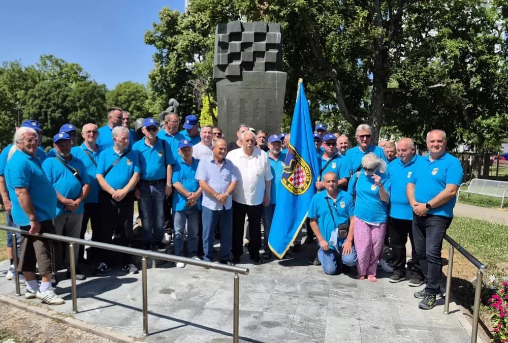Udruga pripravnika 153. brigade iz Velike Gorice odala počast slavonskobrodskim braniteljima