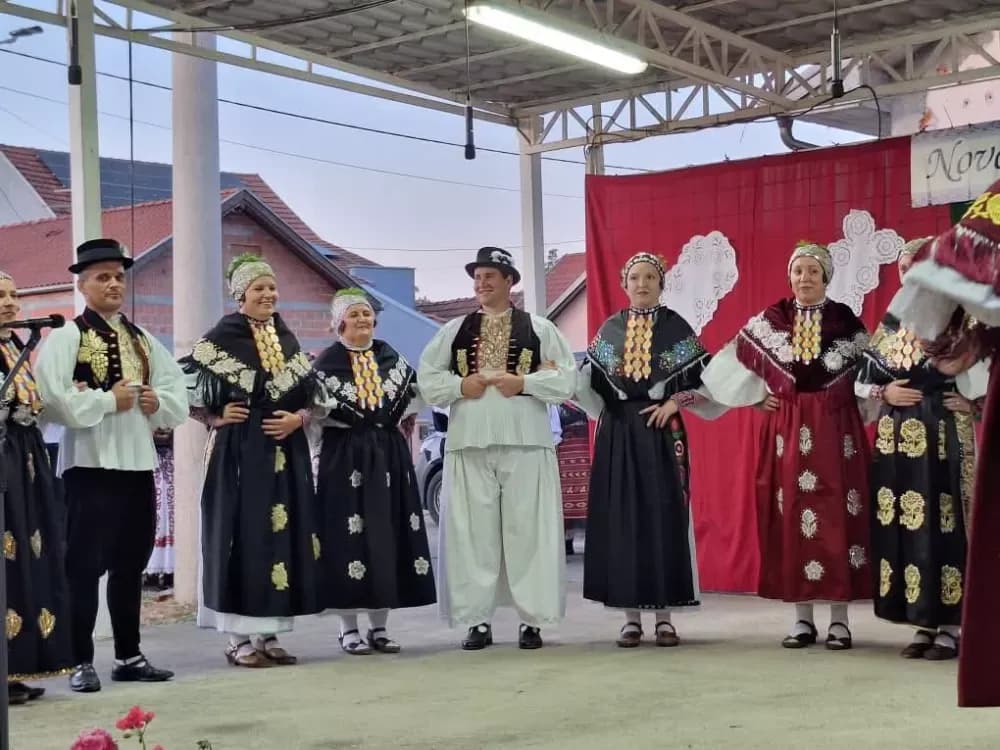 Od najmlađih do najstarijih u tradicionalnom narodnom ruhu