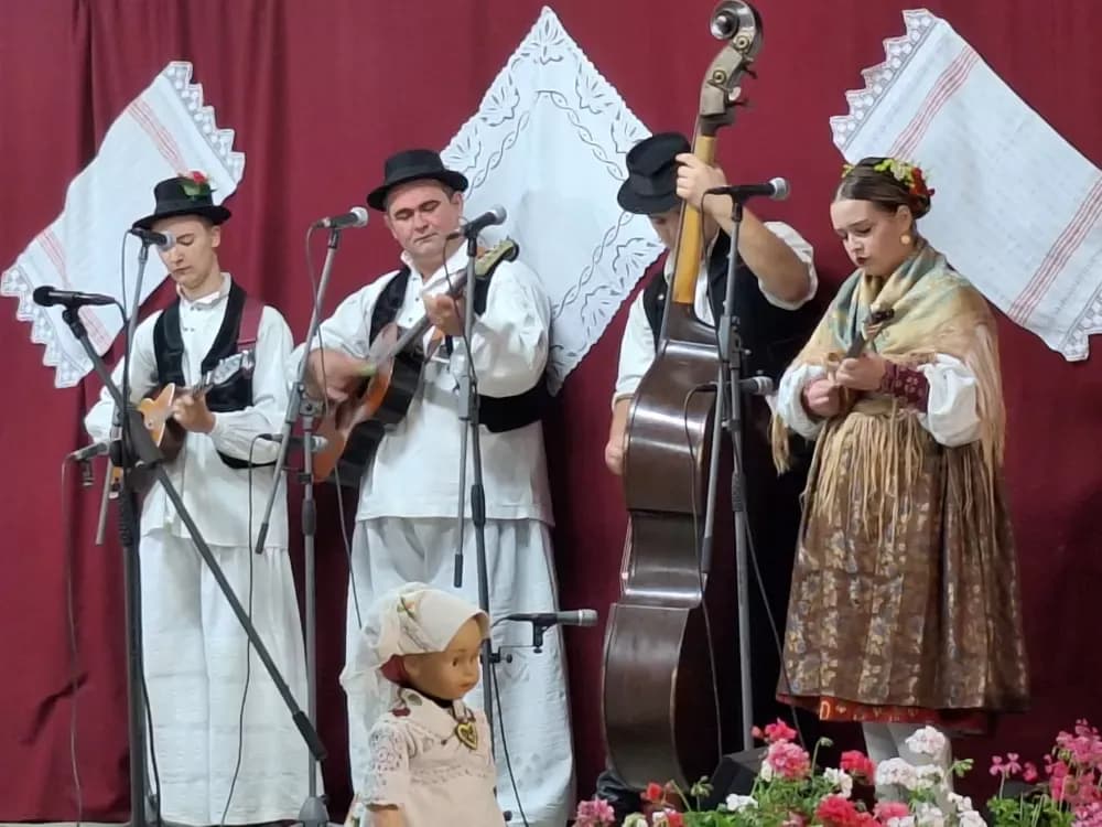 Od najmlađih do najstarijih u tradicionalnom narodnom ruhu