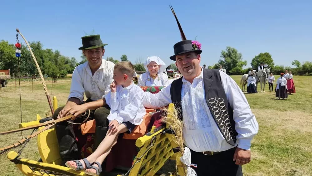 Konji vrani - povorka svatovskih zaprega i jahača u Velikoj Kopanici