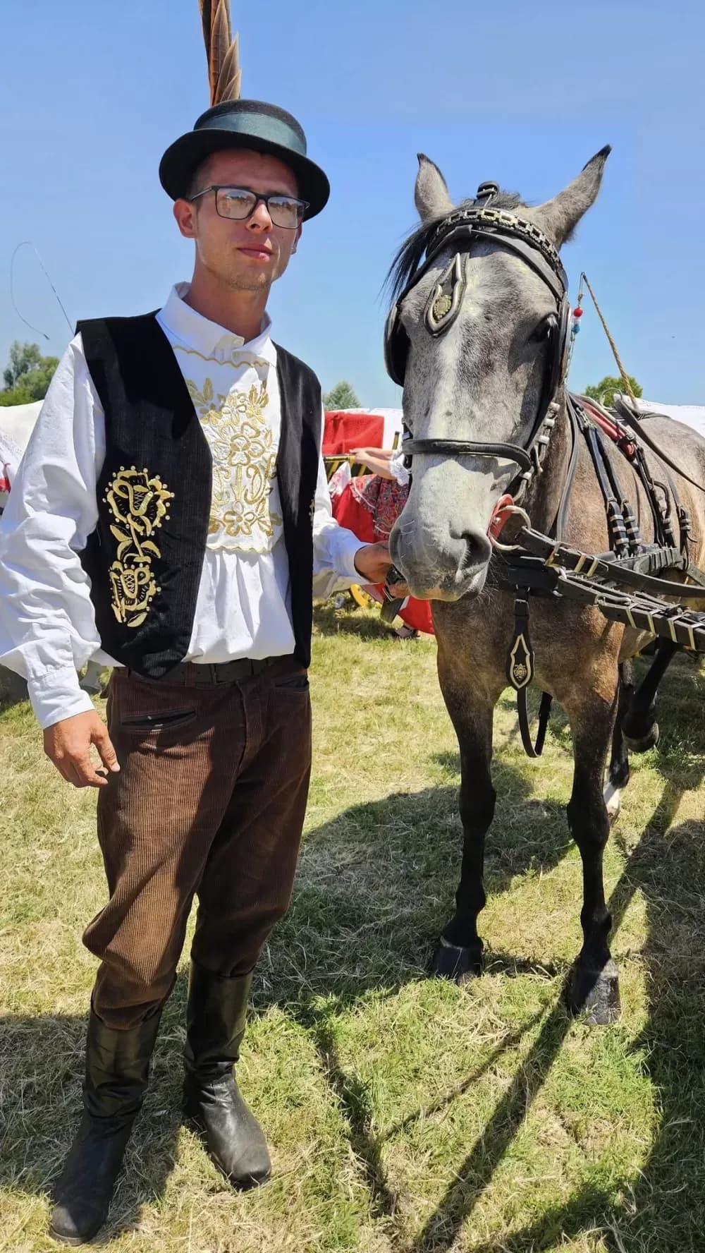 Konji vrani - povorka svatovskih zaprega i jahača u Velikoj Kopanici