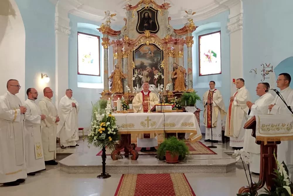 GUŽVA NA IVANJE U SIBINJU - ʼJe li vjera koju pokazujemo dolaskom na misu istinski djelotvorna?ʼ