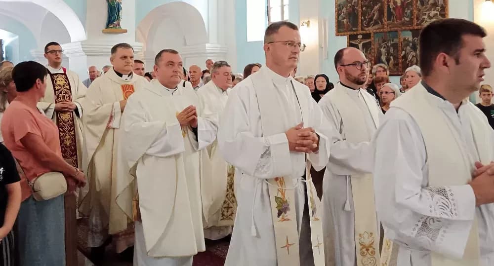 GUŽVA NA IVANJE U SIBINJU - ʼJe li vjera koju pokazujemo dolaskom na misu istinski djelotvorna?ʼ