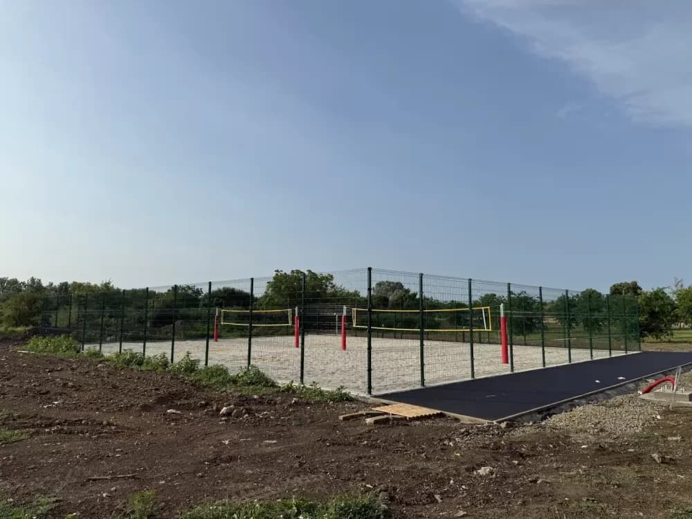Radovi na dva odbojkaška terena na pijesku pokraj dvorane Vijuš u finalnoj fazi
