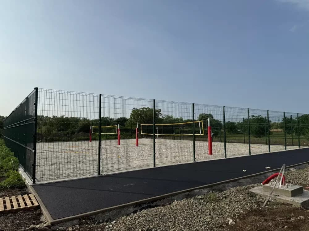 Radovi na dva odbojkaška terena na pijesku pokraj dvorane Vijuš u finalnoj fazi