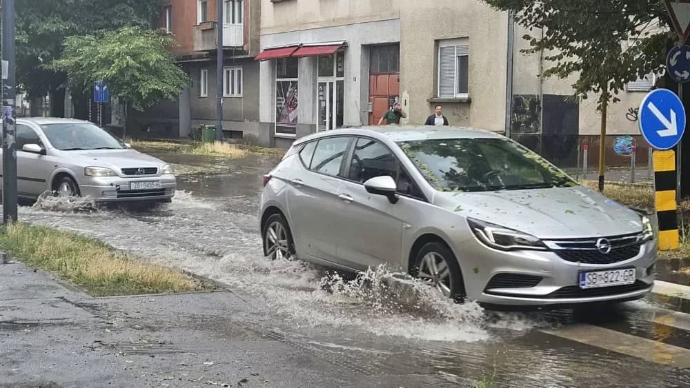 Oluja s jakom tučom pogodila Slavonski Brod i okolicu, poplavljene ulice, porušena stabla...