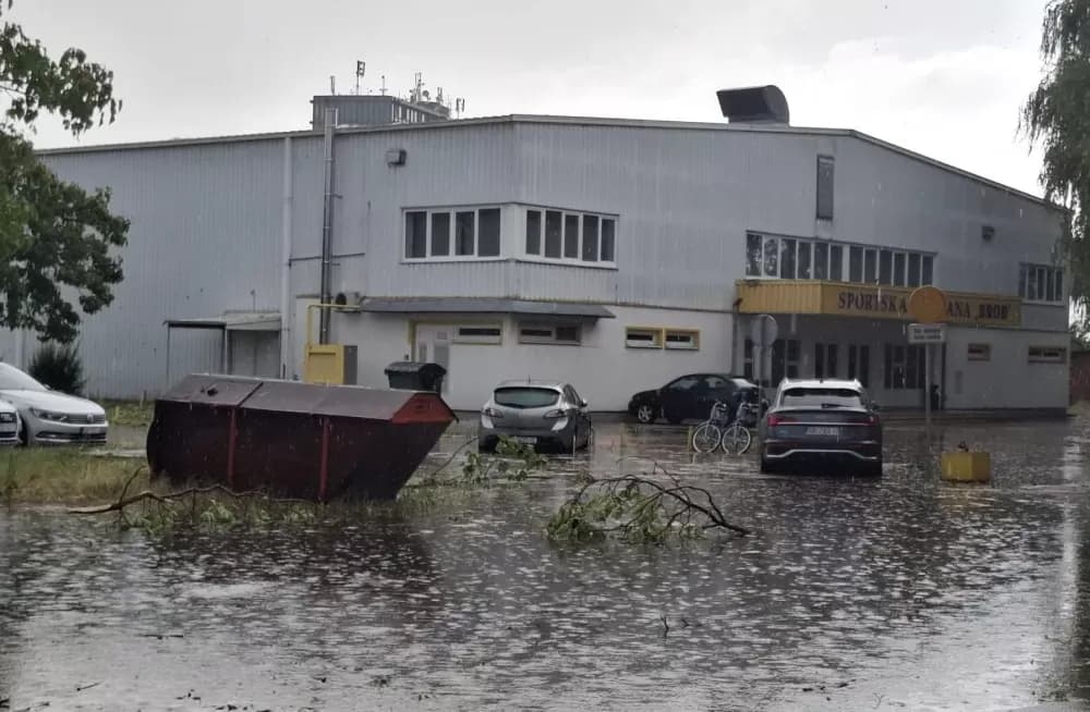 Oluja s jakom tučom pogodila Slavonski Brod i okolicu, poplavljene ulice, porušena stabla...