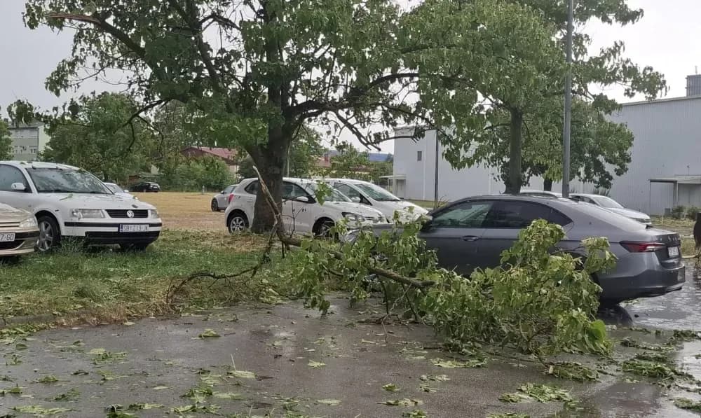 Oluja s jakom tučom pogodila Slavonski Brod i okolicu, poplavljene ulice, porušena stabla...