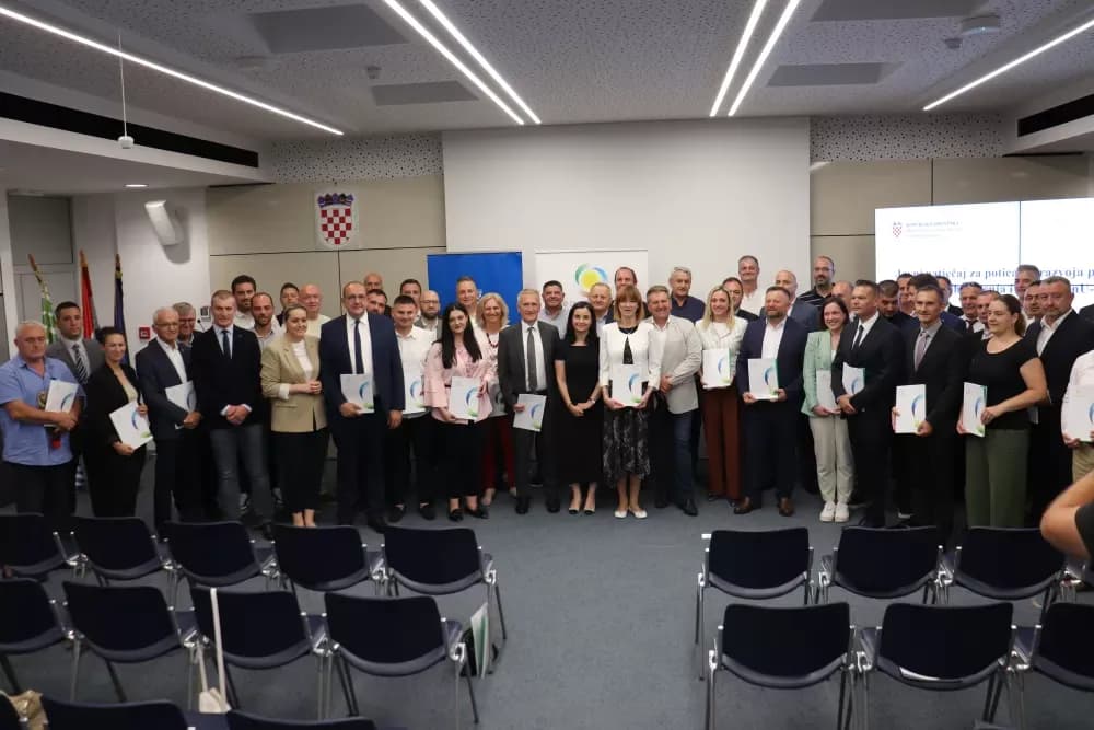 Općini Bukovlje odobreno bespovratnih 47.640 eura za pametne pješačke prelaze“ – načelnik Đaković s ministricom Vučković potpisao ugovor