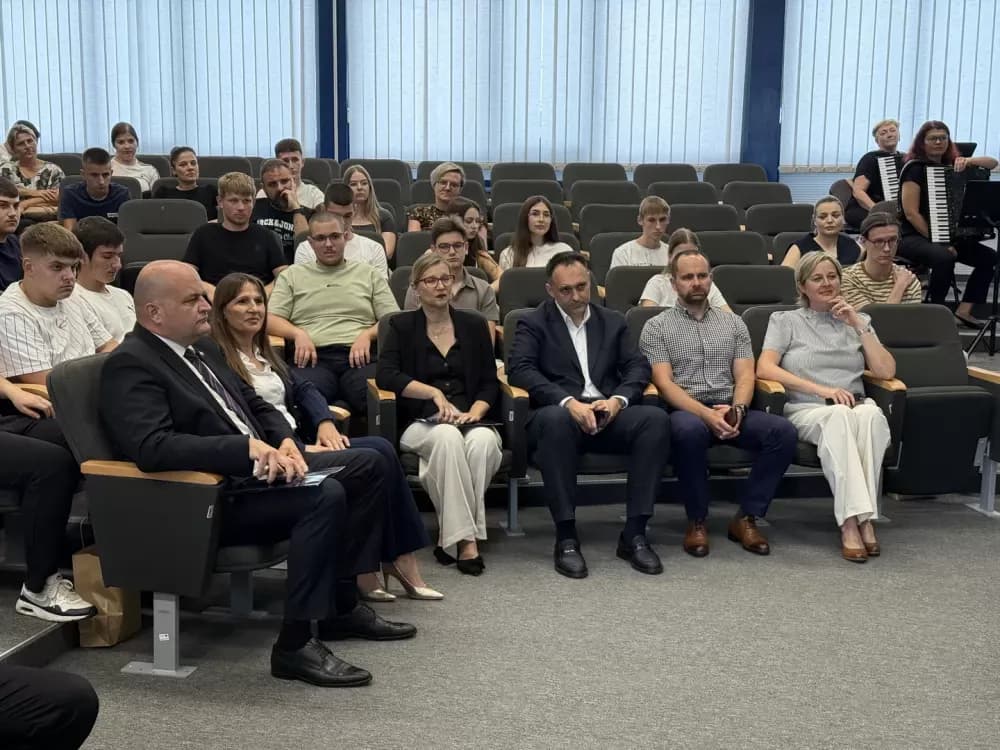Ministar Šušnjar uručio stipendije učenicima strukovnih škola u Slavonskom Brodu