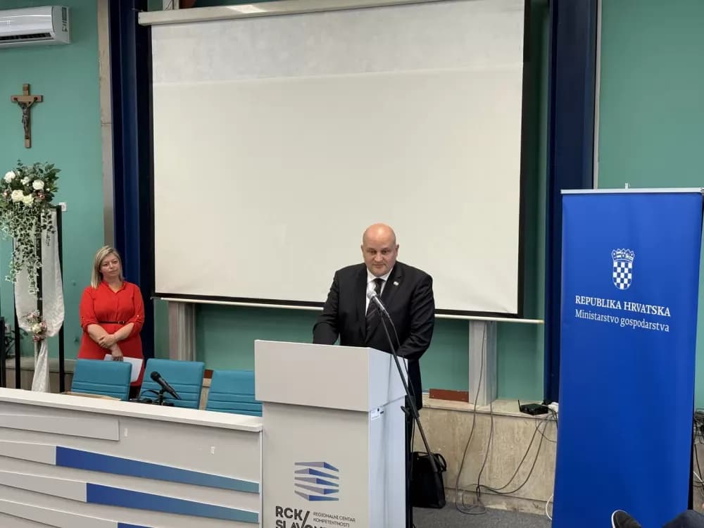 Ministar Šušnjar uručio stipendije učenicima strukovnih škola u Slavonskom Brodu