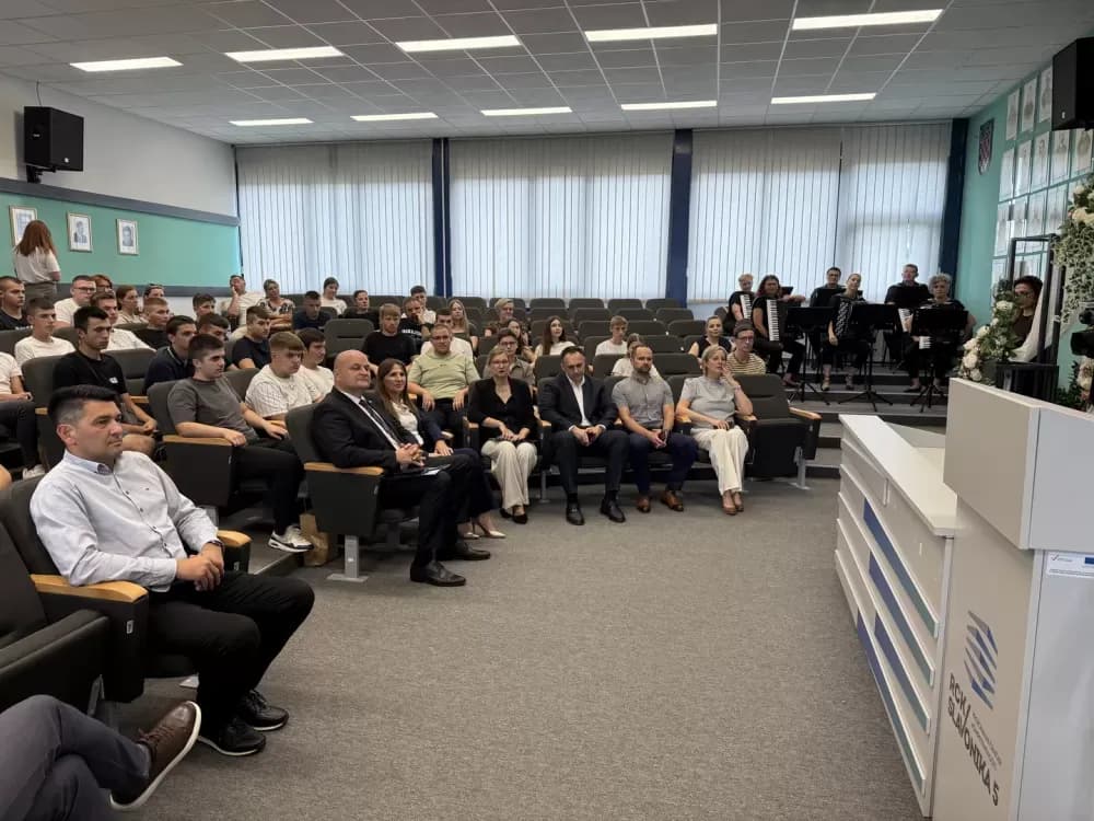 Ministar Šušnjar uručio stipendije učenicima strukovnih škola u Slavonskom Brodu