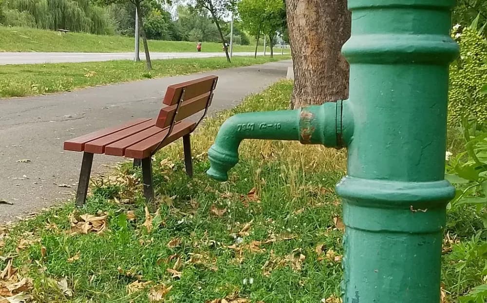 FOTO UBOD - Tko će platiti nekontrolirano curenje vode na hidrantu u Splavarskoj?