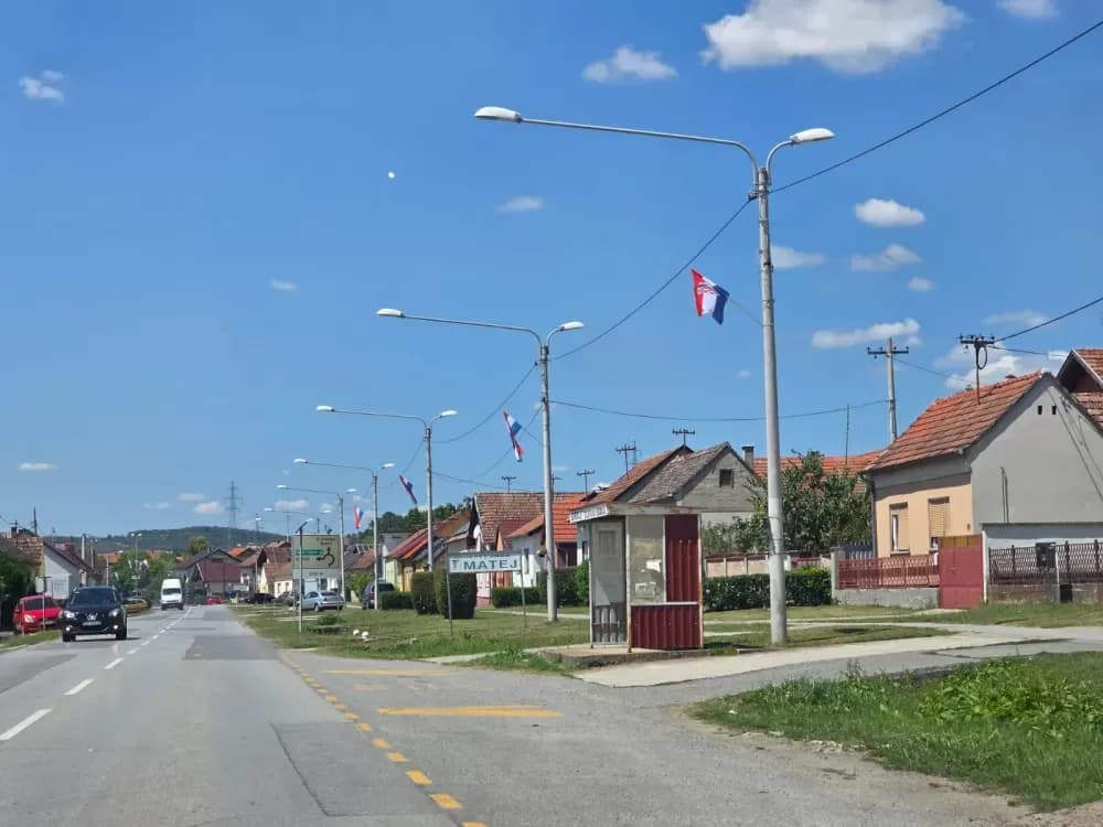 NEŠTO NOVO KOJE KRASI OPĆINSKO MJESTO: Državne zastave zablistale u Bukovlju i okolnim mjestima