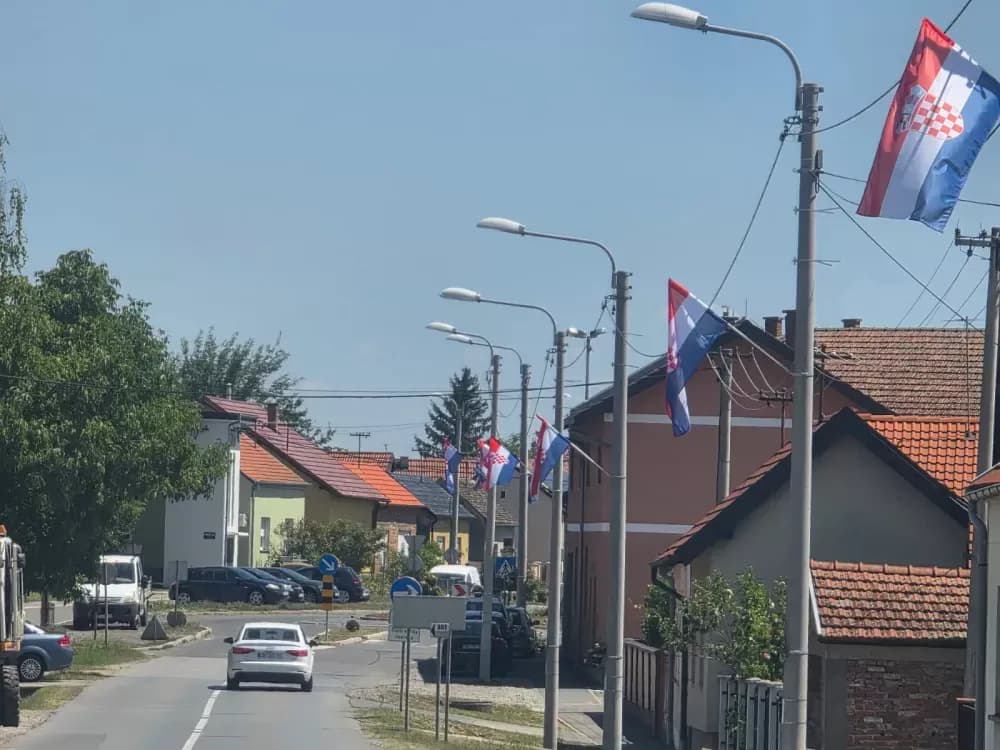 NEŠTO NOVO KOJE KRASI OPĆINSKO MJESTO: Državne zastave zablistale u Bukovlju i okolnim mjestima