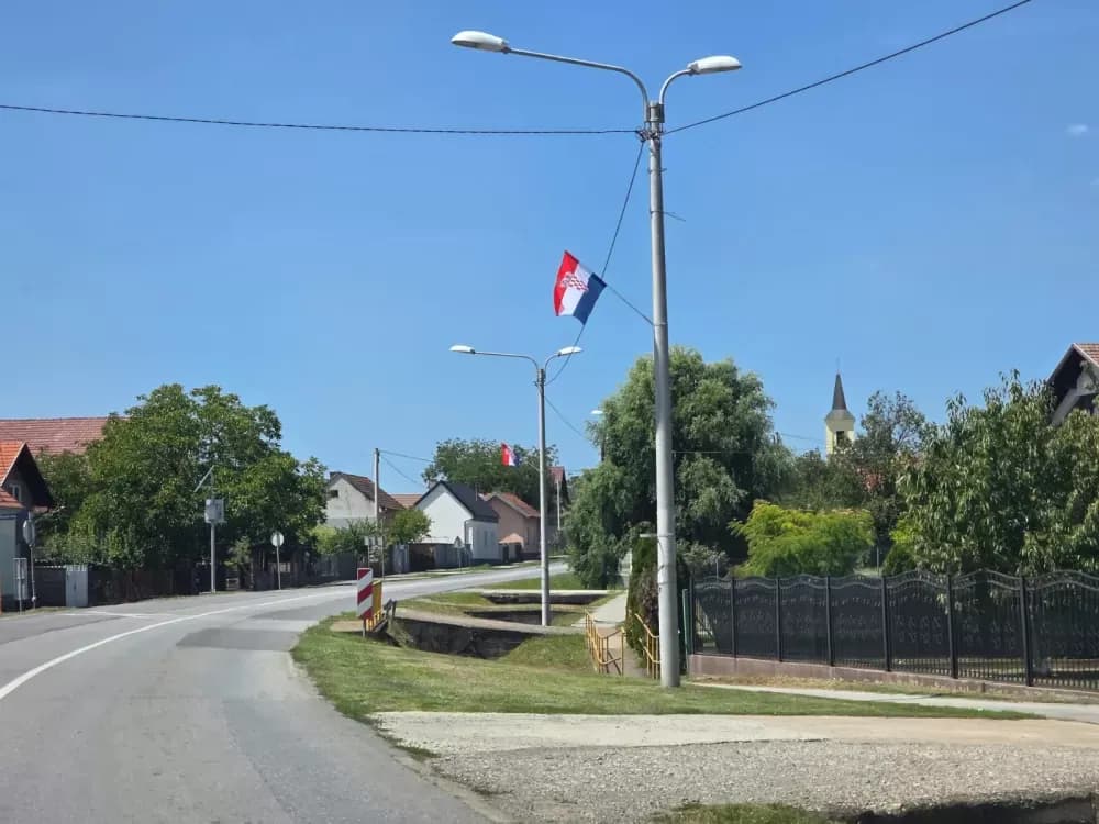 NEŠTO NOVO KOJE KRASI OPĆINSKO MJESTO: Državne zastave zablistale u Bukovlju i okolnim mjestima