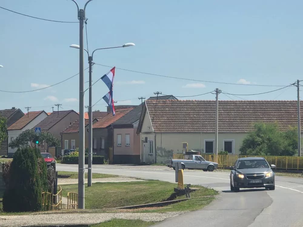 NEŠTO NOVO KOJE KRASI OPĆINSKO MJESTO: Državne zastave zablistale u Bukovlju i okolnim mjestima