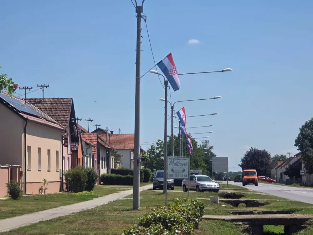 NEŠTO NOVO KOJE KRASI OPĆINSKO MJESTO: Državne zastave zablistale u Bukovlju i okolnim mjestima