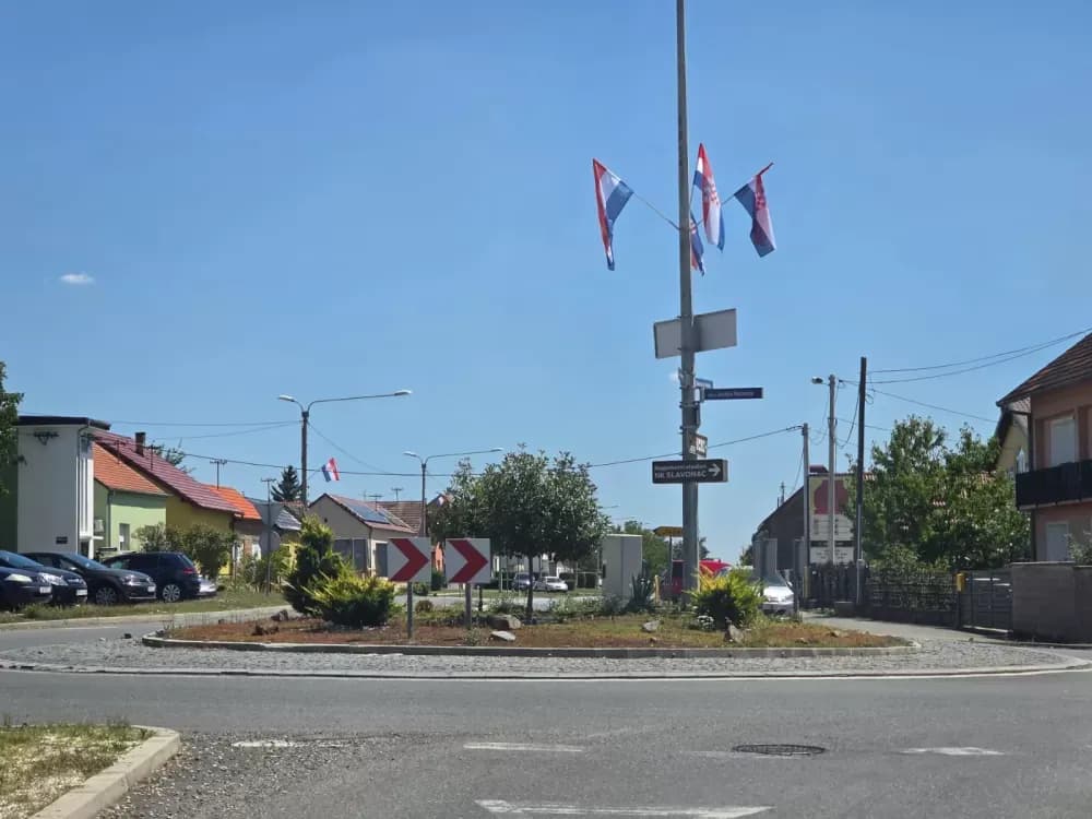 NEŠTO NOVO KOJE KRASI OPĆINSKO MJESTO: Državne zastave zablistale u Bukovlju i okolnim mjestima