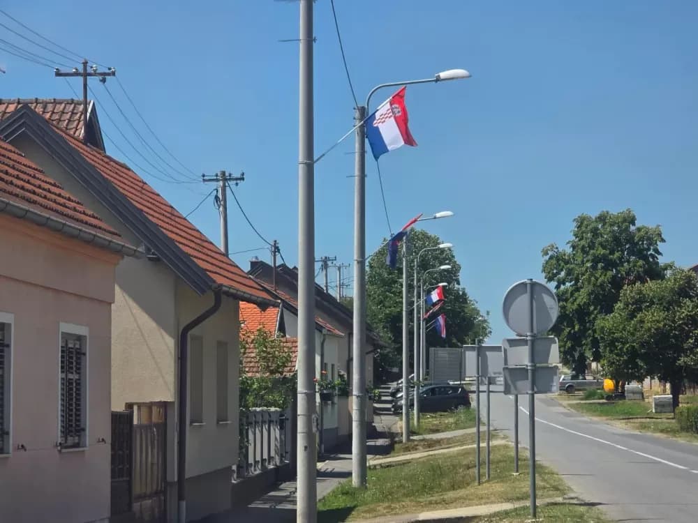 NEŠTO NOVO KOJE KRASI OPĆINSKO MJESTO: Državne zastave zablistale u Bukovlju i okolnim mjestima