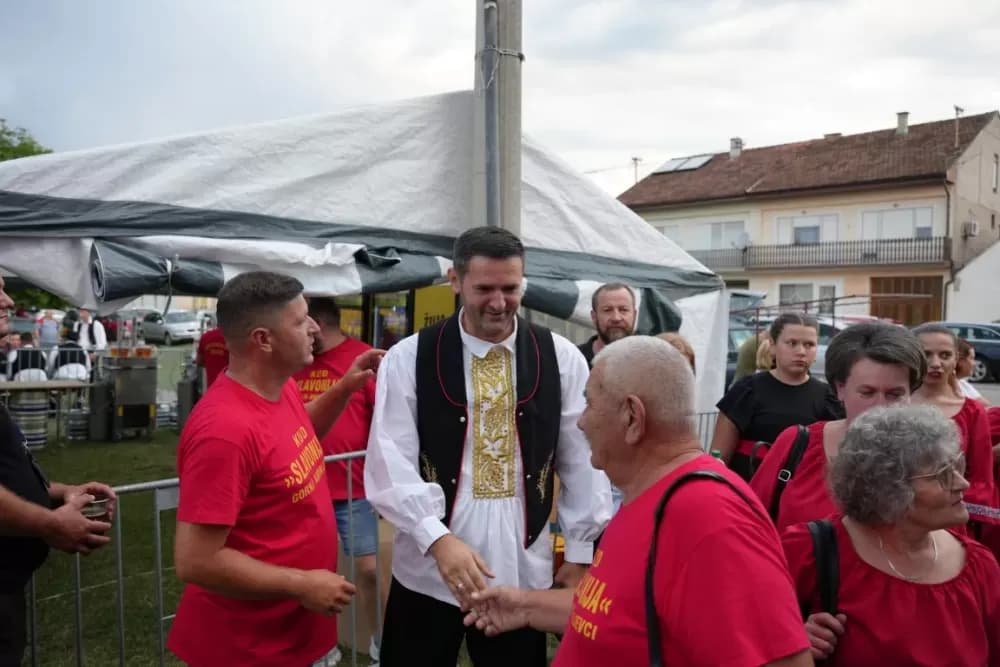 Više od tisuću pečenjaka skuhano na 17. Kukuruzijadi u Donjim Andrijevcima