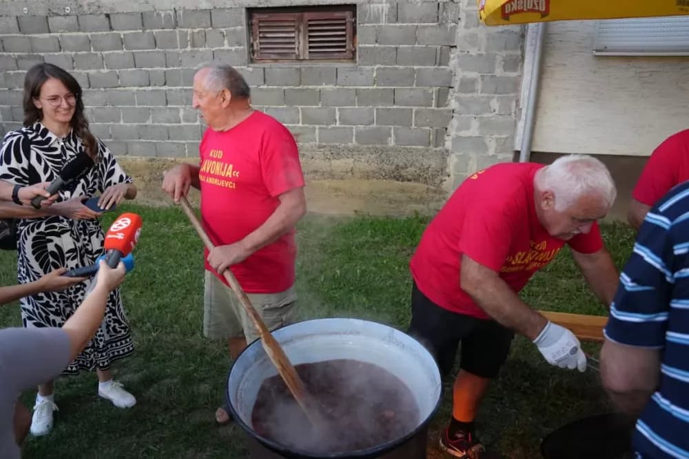 Više od tisuću pečenjaka skuhano na 17. Kukuruzijadi u Donjim Andrijevcima