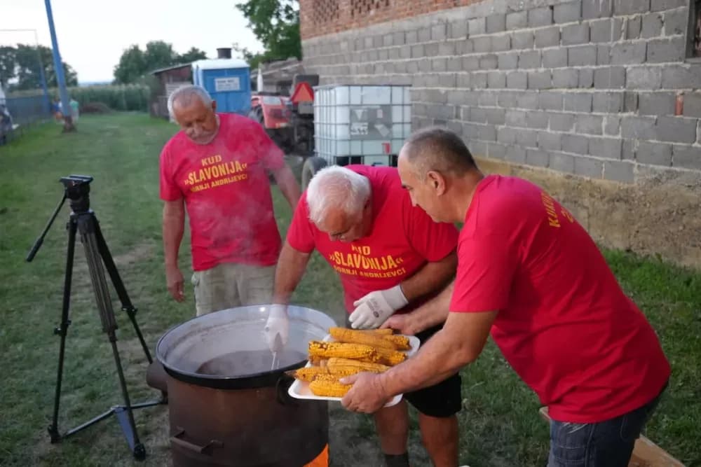 Više od tisuću pečenjaka skuhano na 17. Kukuruzijadi u Donjim Andrijevcima