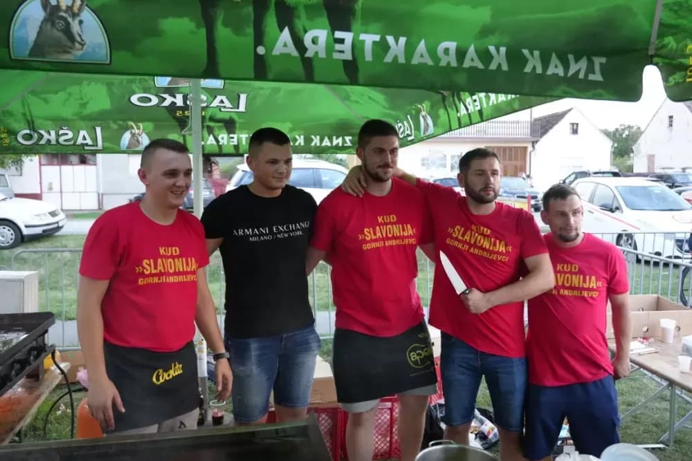 Više od tisuću pečenjaka skuhano na 17. Kukuruzijadi u Donjim Andrijevcima