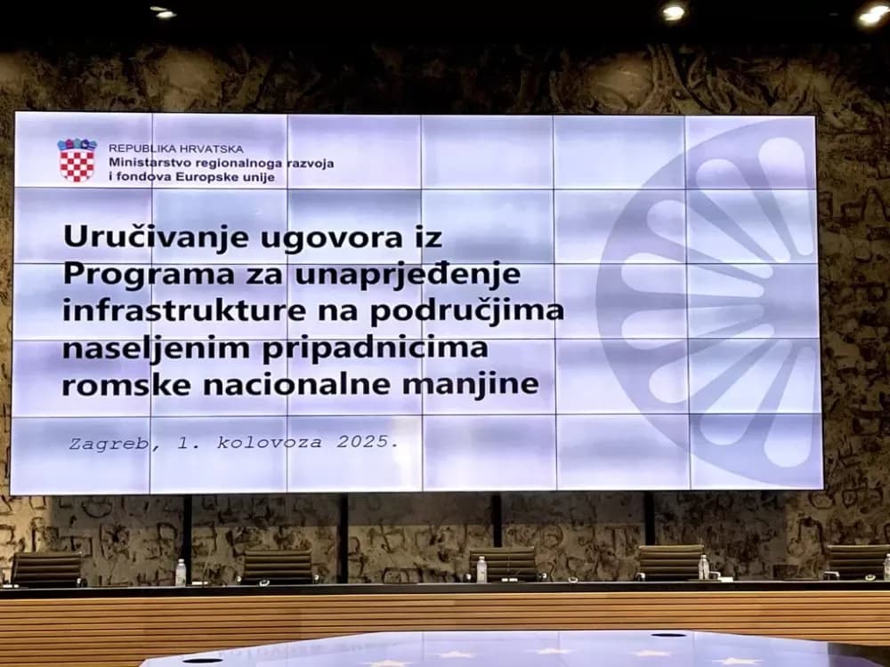 Uručeni ugovori za unaprjeđenje infrastrukture romskih naselja – podrška projektu izgradnje oborinske odvodnje i ceste kod Doma „5. studeni“