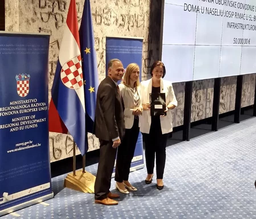 Uručeni ugovori za unaprjeđenje infrastrukture romskih naselja – podrška projektu izgradnje oborinske odvodnje i ceste kod Doma „5. studeni“
