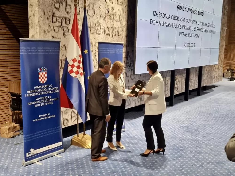 Uručeni ugovori za unaprjeđenje infrastrukture romskih naselja – podrška projektu izgradnje oborinske odvodnje i ceste kod Doma „5. studeni“