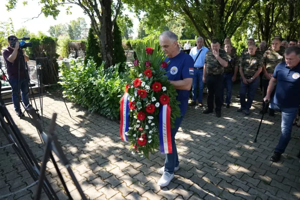 Uz čitanje imena čija se nalaze na Spomeniku odana počast za sve poginule i pale branitelje