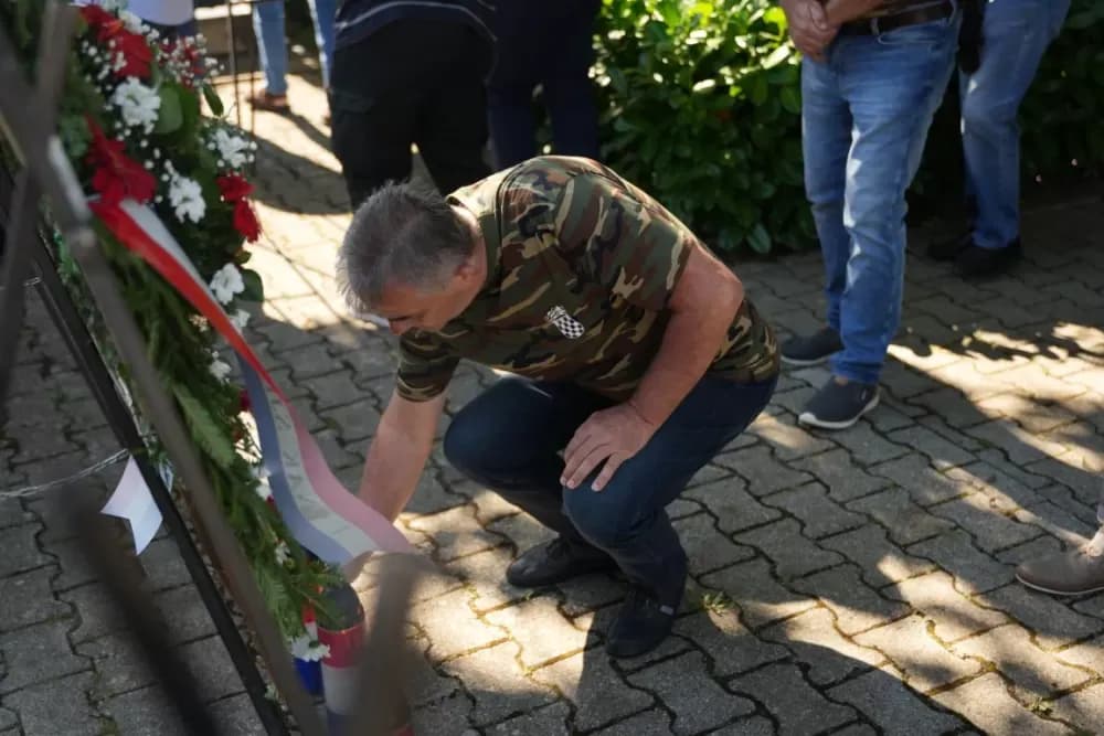 Uz čitanje imena čija se nalaze na Spomeniku odana počast za sve poginule i pale branitelje