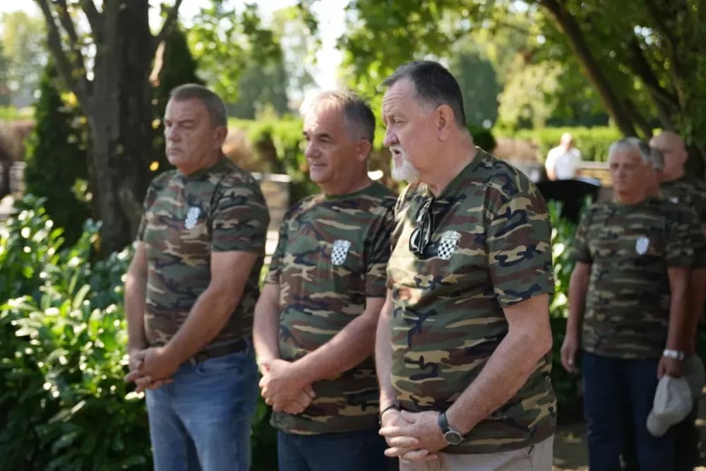Uz čitanje imena čija se nalaze na Spomeniku odana počast za sve poginule i pale branitelje