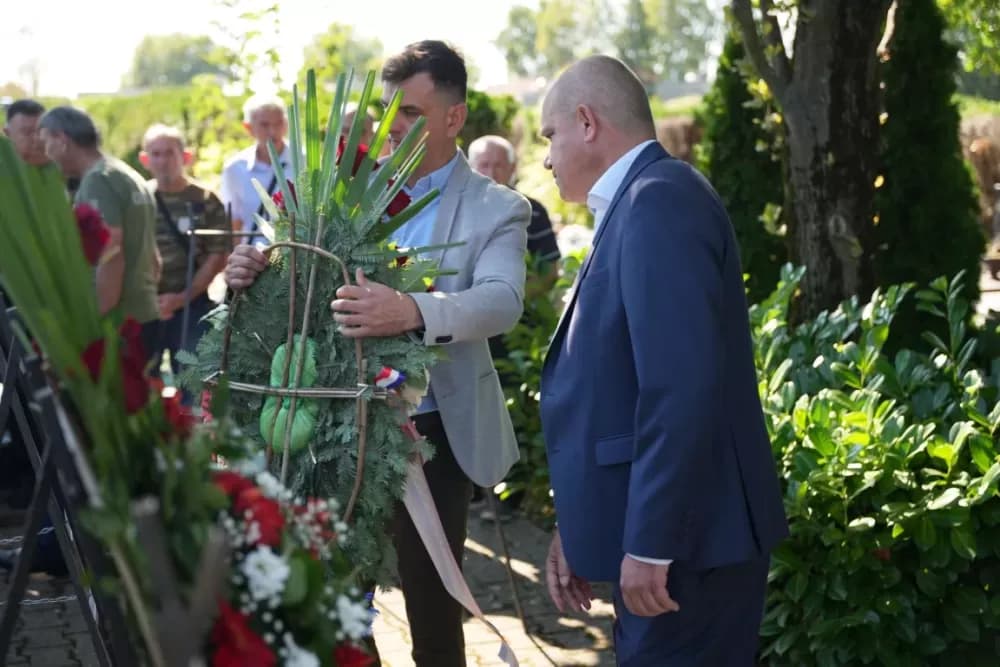 Uz čitanje imena čija se nalaze na Spomeniku odana počast za sve poginule i pale branitelje